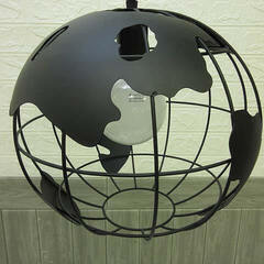 sa0793　未使用品　地球型　ペンダントライト　ブラック　地球儀　輸入雑貨　吊り下げ照明　照明器具　黒　モダン　おしゃれ　ライト　屋内照明　電気　ランプ　インテリア　シャンデリアの画像