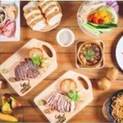 【MEAT WINERY(ミート ワイナリー)秋葉原店　ホール・キッチンstaff】週2～OK！服装自由★まかない無料★話題の熟成肉とワインのお店《秋葉原駅チカ》 飲食未経験者OK♪月2回のシフト制だから自分のスケジュールに合わせて勤務可能★プライベートも充実！★正社員も積極採用中！の画像