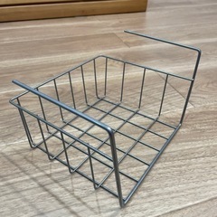 吊り戸棚の下に差し込む収納の画像