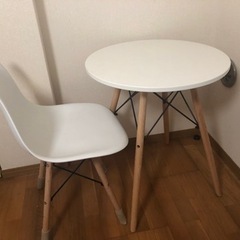 丸テーブルとチェアの画像