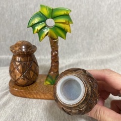お譲りします！トロピカル　塩コショウ入れの画像