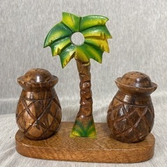 お譲りします！トロピカル　塩コショウ入れの画像