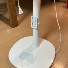 扇風機／白・黒の画像