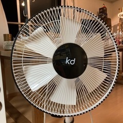 扇風機／白・黒の画像