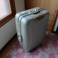 受付終了　キャリーケース　シルバー色の画像