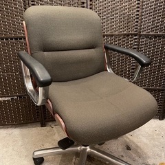 【売約済み】　【20万円】　ウチダ　UCHIDA EX-600 イーエックス-600  EX-620  1-229-6000 背ウォールナット色タイプ　布張り　ローバック　肘付き　アームチェア　検　ウォールナット　ウォルナット　プライウッド　内田洋行　エグゼクティブチェア　オフィスチェア　OAチェア　デスクチェア　ローズウッド　KNOLL Pollock ノール　ポロックチェア　GIROFLEX ジロフレックス　ハーマンミラー　 スチールケース　steelcase　OKAMURA オカムラの画像