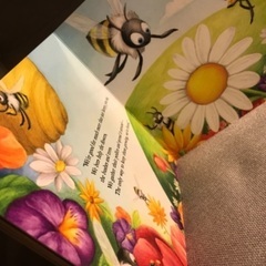 英語の絵本　【BEE &ME】【小さめサイズ】【縦横15cm】の画像