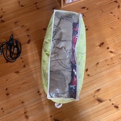 コタツ一式とコタツのカバーとジュウタンとジュウタンのカバーの画像