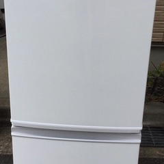 【RKGRE-765】特価！シャープ/137L 2ドア冷凍冷蔵庫/どっちもドア/SJ-14E4-KW/中古品/2017年製/当社より近隣無料配達！