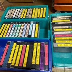 VHSたくさん　ケースも一緒に　お話中
