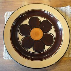フィンランドARABIA(アラビア) 社のAtelje Kalevala (アトリエ カレワラ)ディナープレート♪希少な70年代ヴィンテージのレトロな花柄の33ｃｍ平皿。パスタ皿やインテリアにも♪BK318の画像