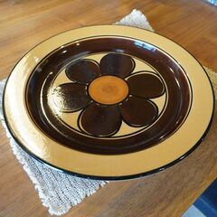 フィンランドARABIA(アラビア) 社のAtelje Kalevala (アトリエ カレワラ)ディナープレート♪希少な70年代ヴィンテージのレトロな花柄の33ｃｍ平皿。パスタ皿やインテリアにも♪BK318の画像