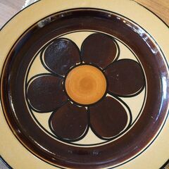 フィンランドARABIA(アラビア) 社のAtelje Kalevala (アトリエ カレワラ)ディナープレート♪希少な70年代ヴィンテージのレトロな花柄の33ｃｍ平皿。パスタ皿やインテリアにも♪BK318の画像