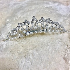 新品未使用　パールティアラの画像