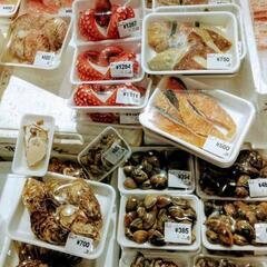 卸売市場にて魚の販売の画像