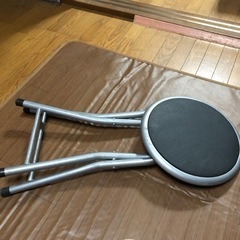折りたたみ丸椅子の画像