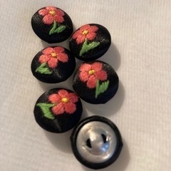 【くるみボタン】手刺繍・フラワー模様(A)