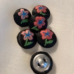 【くるみボタン】手刺繍・フラワー柄(B)