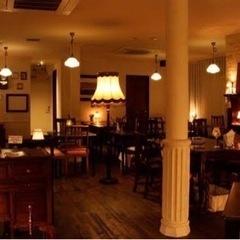 燻製料理専門店のホール、キッチンスタッフ