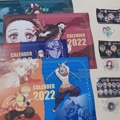 もうすぐ処分することになります。四枚セット　漫画アニメ鬼滅の刃　2022年日めくりカレンダー　炭治郎アクセサリー、禰󠄀豆子缶バッチ、義勇缶バッチ　の画像