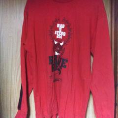赤いロングTシャツ