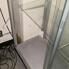 ラスト１つのみ！！…ライト機能あり！ガラス棚付～鍵付き～ラック～ガラスショーケース～陳列棚の画像
