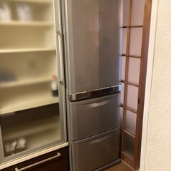 引っ越しの為、冷蔵庫あげます。　ドタキャンされまして、再出品