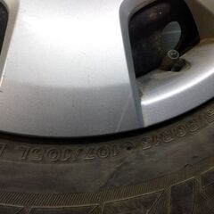 早い者勝ち！ハイエース スタッドレスタイヤ 溝あり 12000円⭐195/80R15 107/105L LT⭐トヨタ純正ホイール付 の画像