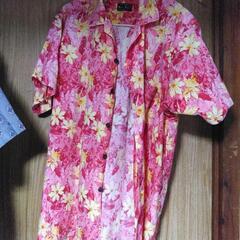 ピンクの花柄シャツ