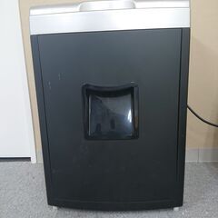 少し大きめの電動シュレッダー（CD粉砕機付き）の画像