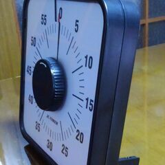 少し大きめの機械式（ゼンマイ）タイマーの画像