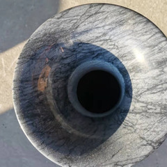 石の花瓶の画像