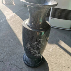 石の花瓶の画像