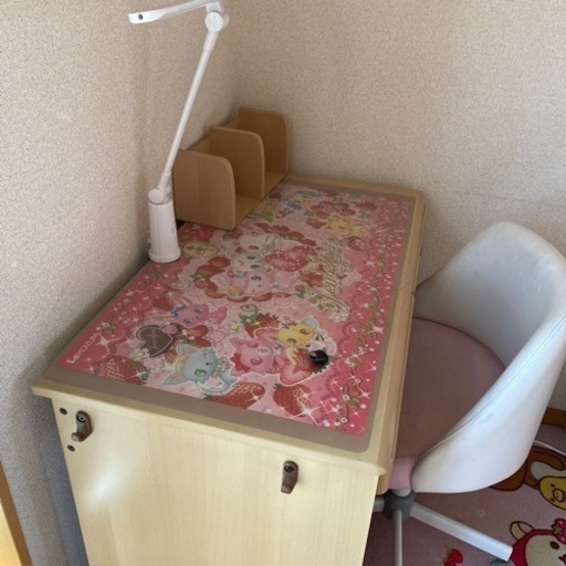 勉強机女の子用（照明・椅子・じゅうたん付き）\n