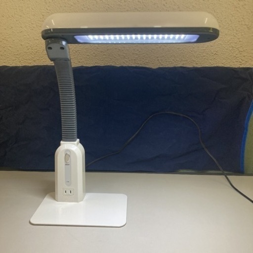 美品　LEDデスクライト コンセント付き L-72 ホワイト