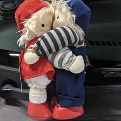 抱き合うぬいぐるみ