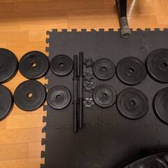 中古 シットアップベンチとダンベルセットの画像