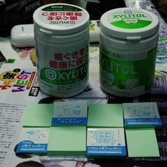 キシリトールガムの空の容器＋包み紙（付箋になるかもしれません。）