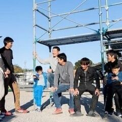 千葉県と東京で一緒に働くスタッフを募集しています！  ★未経験でも日給12,000円スタート ★昇給、随時！(始めのうちはほぼ昇給) ★社員寮完備！ 遠方からの応募大歓迎！  <<<<<<<<<<<<<<<<<<<<<<<<<<<<<<<<<<<<<<<< ◇仕事内容 マンションを中心に足場工事を行っています。  足場の仕事って大変そう... そんな印象ありませんか？  ところがどっこい！ 最近の材料は軽量化しており、 中にはスイカより軽いものも！  もちろん力仕事もありますが、 必要なのは力より「コツ」の画像