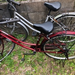 自転車二台（一台はチェーンが外れています）