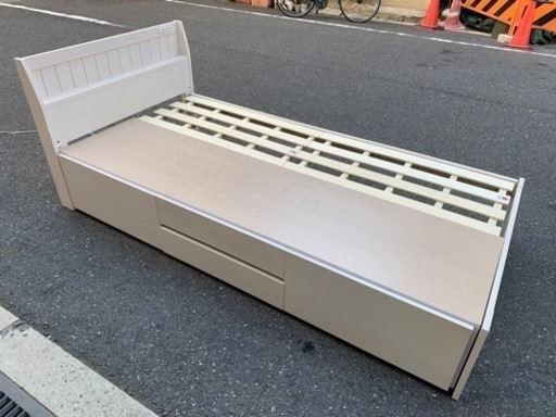 決まりました?シングルベッド?マットレス付き?コンセント有り?配達可能