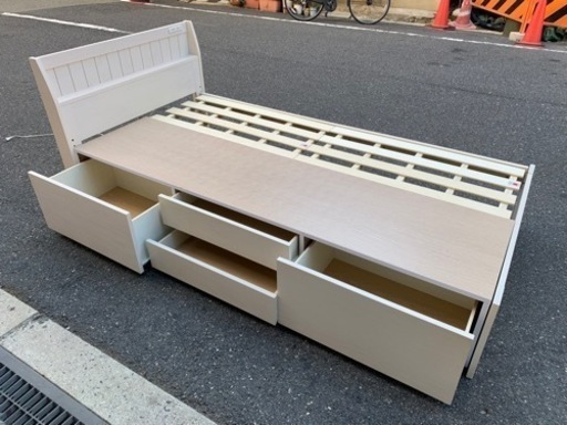 決まりました?シングルベッド?マットレス付き?コンセント有り?配達可能