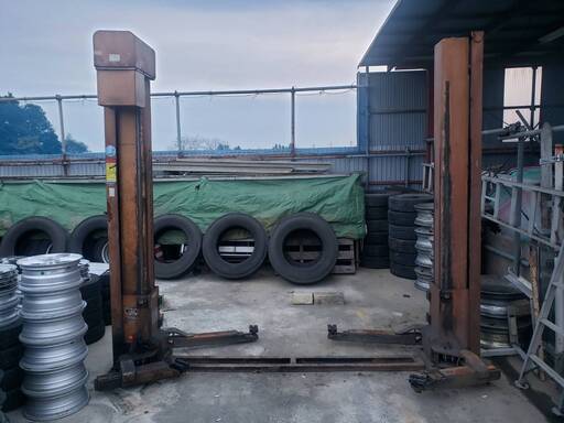 2柱リフト　HIGH　LIFT　2.5TON　バンザイ　アタッチメント付き　現状販売