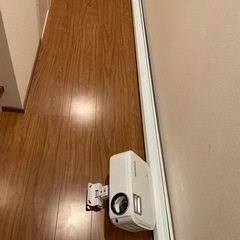 電動ロールスクリーンとWiMiUS P21プロジェクター