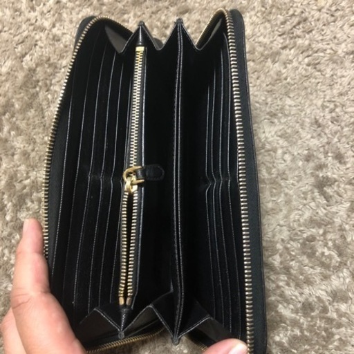 プラダの長財布