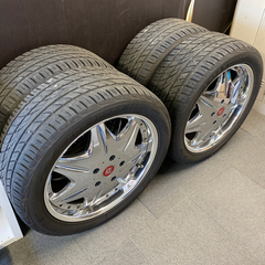 ランドクルーザー200系アルミホイールタイヤ付の画像