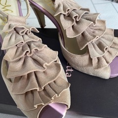 スエード調　ピンクベージュパンプスの画像