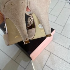 スエード調　ピンクベージュパンプスの画像