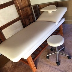 マッサージベッド、施術寝台