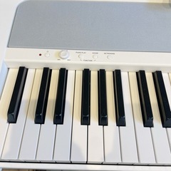 譲渡先決定】電子ピアノ ホワイト スタンド/ヘッドフォン/椅子